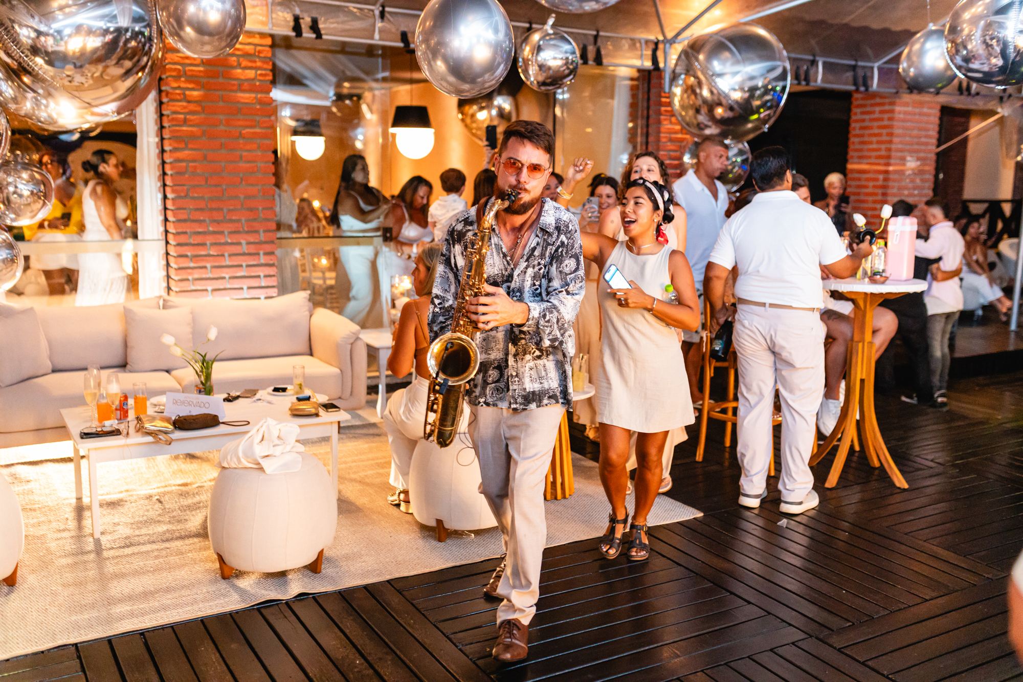 Convidadas de branco celebrando o ano novo em Búzios