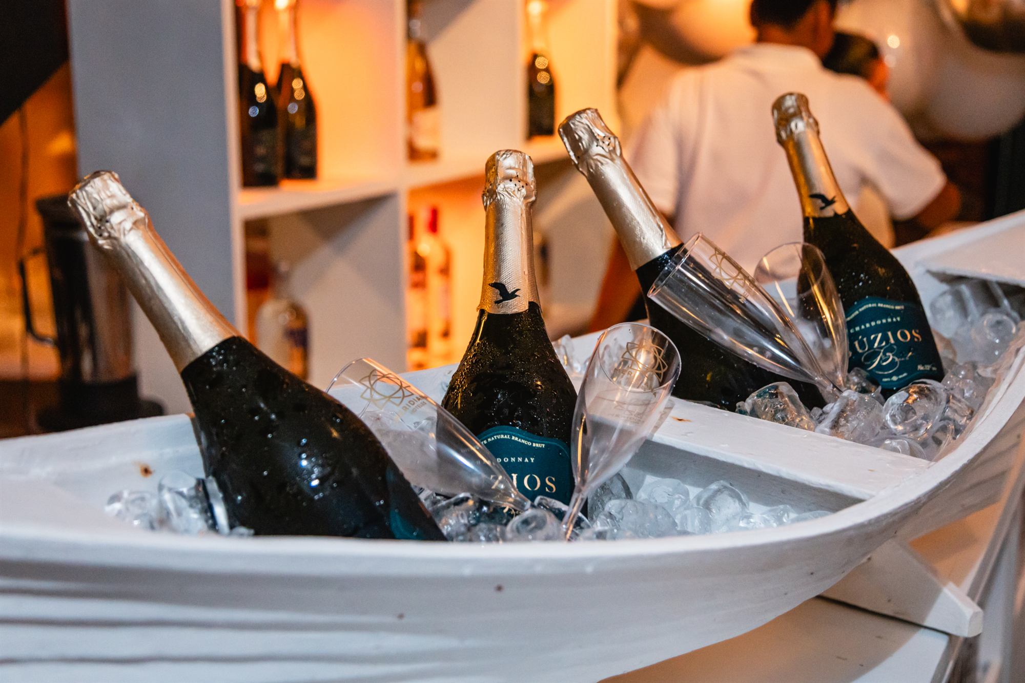 Espumantes gelados no open bar da festa de Réveillon em Búzios